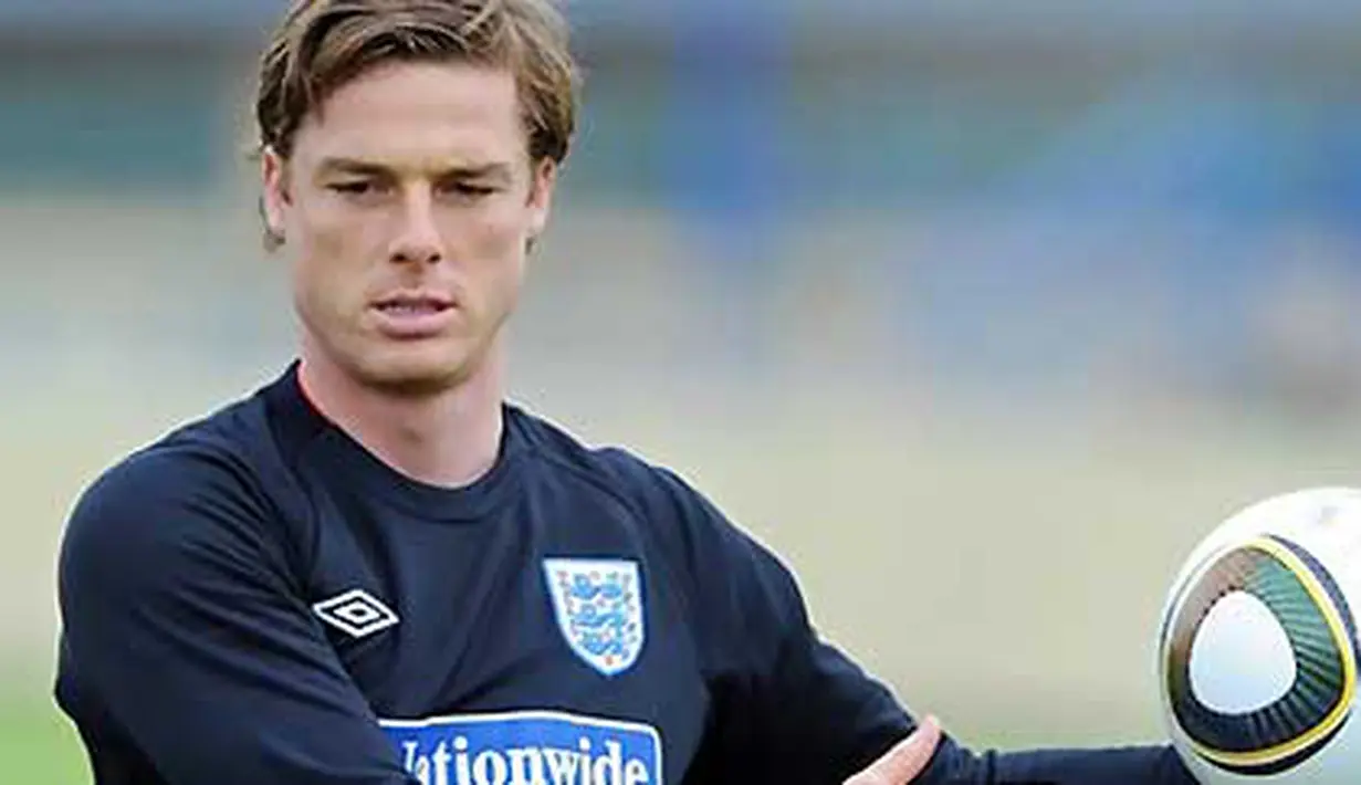Bek West Ham United Scott Parker melakukan peregangan otot dalam sesi latihan Timnas Inggris di Irdning, Austria, 18 Mei 2010 jelang PD 2010. AFP PHOTO / PAUL ELLIS 