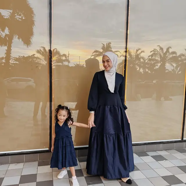 9 Inspirasi Gamis Nina Zatulini, Simpel dan Anggun untuk Muslimah Modis