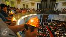 Umat Kristiani menyalakan lilin pada misa malam Natal di Gereja Immanuel, Jakarta  Sabtu (24/12). Perayaan natal berlangsung khidmat. (Liputan6.com/Angga Yuniar)