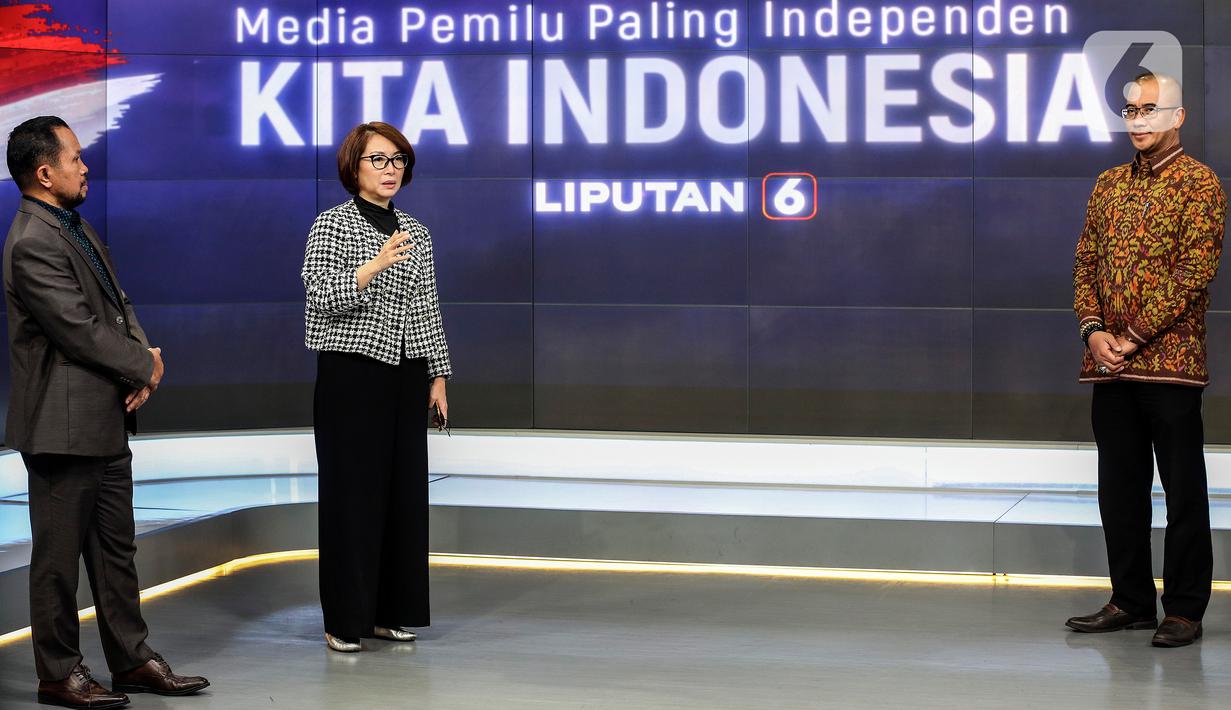 Ketua Komisi Pemilihan Umum (KPU) Hasyim Asy'ari (kanan) bersama Pimpinan Redaksi SCTV Retno Pinasti (tengah), Direktur Pemberitaan KLY Wenceslaus Manggut (kiri) saat acara penandatanganan MoU antara Emtek dengan KPU di SCTV Tower, Jakarta, Selasa (30/8/2022). Kerja sama KPU dengan Emtek ini terkait sosialisasi Pemilihan Umum yang akan diselenggarakan 2024 mendatang. (Liputan6.com/Johan Tallo)