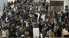 Penumpang yang mengenakan masker antre untuk naik pesawat menjelang liburan Tahun Baru Imlek, di terminal penerbangan domestik bandara Gimpo di Seoul, Korea Selatan, Sabtu (29/1/2022). Libur Imlek di Korsel dimulai mulai 30 Januari hingga 2 Februari mendatang. (AP Photo/Ahn Young-joon)
