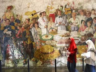 Pengunjung melintasi lukisan yang ada di Museum Fatahillah dan Museum Wayang, Kota Tua, Jakarta, Selasa (26/6). Pemprov DKI menggratiskan biaya masuk sejumlah museum menyambut HUT ke-491 Jakarta. (Liputan6.com/Arya Manggala)