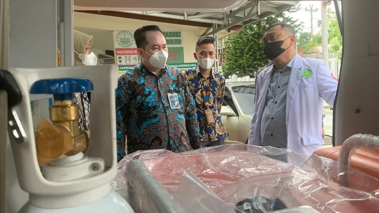 BNI Cabang Utama Purbalingga mendorong program digitalisasi dengan memberikan bantuan satu unit ambulans untuk Rumah Sakit Islam (RSI) Banjarnegara. (Foto: Liputan6.com/Dok. RSI Banjarnegara)