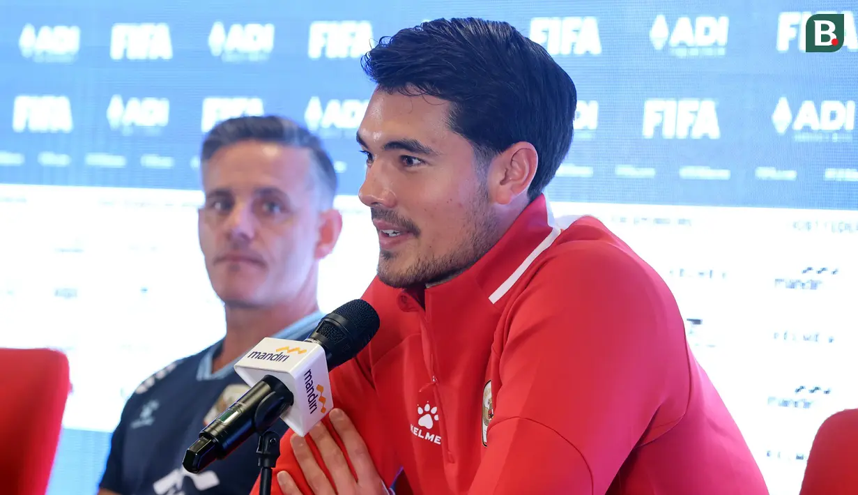 Pemain Timnas Indonesia, Elkan Baggott memberikan keterangan dalam konferensi pers menjelang FIFA Series melawan St Kitts and Navis di Stadion Utama Gelora Bung Karno (SUGBK), Senayan, Jakarta, Kamis (26/03/2026). (Bola.com/M Iqbal Ichsan)