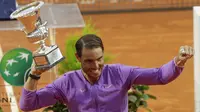 Petenis Spanyol, Rafael Nadal memegang trofi juara turnamen tenis Italia Terbuka 2021 setelah mengalahkan petenis Serbia, Novak Djokovic di Foro Italico, Roma, Minggu (16/5/2021). Rafael Nadal menang dalam pertarungan tiga set 7-5, 1-6, dan 6-3 selama dua jam 49 menit. (AP Photo/Gregorio Borgia)