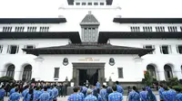 Sekretaris Daerah Provinsi Jawa Barat Herman Suryatman bertindak sebagai Pembina Upacara Peringatan Hari Otonomi Daerah XXVIII Tahun 2024, bertempat di halaman Gedung Sate, Kamis, 25 April 2024. (Dokpim Jabar)