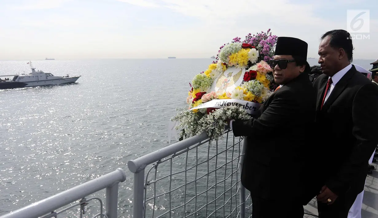 Ketua Dewan Perwakilan Daerah (DPD) RI Oesman Sapta Odang menabur bunga peringatan Hari Pahlawan dari atas KRI dr.Soeharso 990 di Perairan Pulau Damar, Teluk Jakarta, Jum'at (10/11). (Liputan6.com/Johan Tallo)