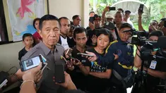 Gubernur Bali Made Mangku Pastika memberikan keterangan seusai mengunjungi Pos Pengamatan Gunung Api Agung di Desa Rendang, Karangasem, Senin (27/11). Gubernur Bali meminta warga tetap tenang menghadapi erupsi Gunung Agung (Liputan6.com/Andi Jatmiko)
