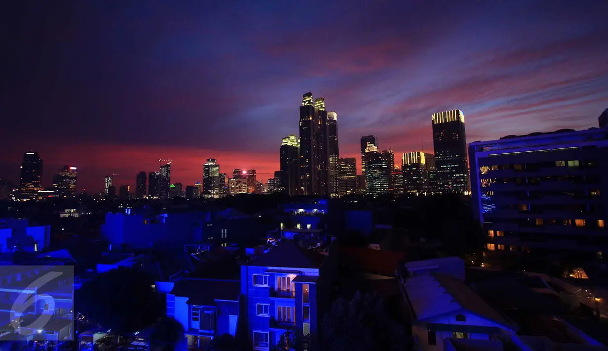 Langit Jakarta memperlihatkan fenomena yang tidak biasa saat senja tiba, Jakarta, Rabu (23/12/2015). Hamparan gumpalan awan merah keemasan muncul di sore hari membuat langit Jakarta indah mempesona. (Liputan6.com/Angga Yuniar)