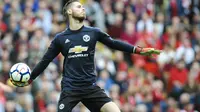 Kiper Manchester United (MU) David de Gea tampil gemilang saat melawan Liverpool dalam lanjutan Liga Inggris di Stadion Anfield, Sabtu (14/10/2017). Laga berakhir 0-0. (AP Photo/Rui Vieira)