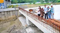 Wali Kota Tri Rismaharini meninjau pengerjaan proyek di Bundaran Mayjen Sungkono (Liputan6.com / Dian Kurniawan) 