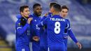 Gelandang Leicester City, Cengiz Under (kiri), melakukan selebrasi bersama rekan-rekannya usai mencetak gol pertama timnya ke gawang AEK Athens dalam laga lanjutan Liga Europa 2020/21 Grup G di King Power Stadium, Kamis (10/12/2020). Leicester City menang 2-0 atas AEK Athens. (AFP/Ben Stansall)