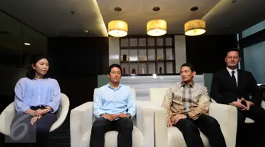 Rio Haryanto (kedua kiri) bersama Sandiaga Uno saat memberikan keterangan usai bertemu di Recapital, Jakarta, Selasa (16/2/2016). Saat ini kiprah Rio di F1 masih terhadang kendala uang kontrak senilai 12,5 juta euro. (Liputan6.com/Helmi Fithriansyah)