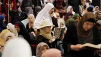 Sejumlah muslim wanita Palestina membaca Alquran di kompleks Masjid Al Aqsa, Yerusalem (8/6). Mereka memanfaatkan hari Jumat terakhir di bulan Ramadan untuk berdoa dan salat berjemaah di Masjid Al Aqsa. (AP/Mahmoud Illean)