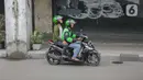 Pengemudi ojek online membawa penumpang melintas di kawasan Harmoni, Jakarta, Selasa (7/4/2020). Hal tersebut berdasarkan Permenkes Nomor 9 Tahun 2020 tentang Pedoman PSBB dalam Penanganan COVID-19. (Liputan6.com/Faizal Fanani)