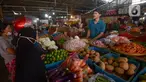 Pedagang  melayani pembeli di pasar tradisoonal Kebayoran, Jakarta, Rabu (3/11/2021). Meskipun pemerintah sudah menurunkan level 1 masa PPKM berskala mikro pedagang mengatakan masih resah karena menurunnya pendapatan harian ditambah sejumlah bahan pokok mengalami kenaikan. (merdeka.com/Imam Buhori)