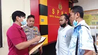 Hamid Dude didampingi oleh kuasa hukumnya saat melapor ke SPKT Polda Gorontalo (Arfandi Ibrahim/LIputan6.com)
