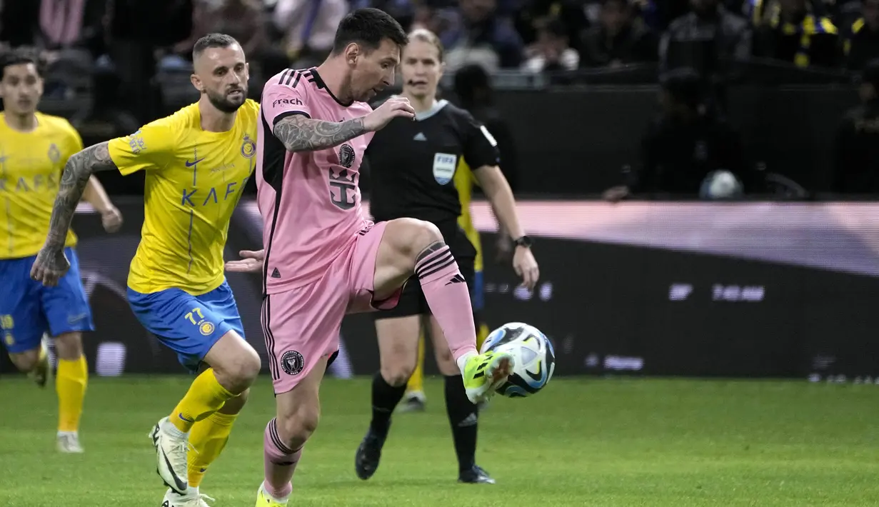 Pemain Inter Miami, Lionel Messi mengontrol bola pada laga persahabatan melawan Al-Nassr di Kingdom Arena Stadium, Riyadh, Arab Saudi, Jumat (02/02/2024) dini hari WIB. (AP Photo/Amr Nabil)