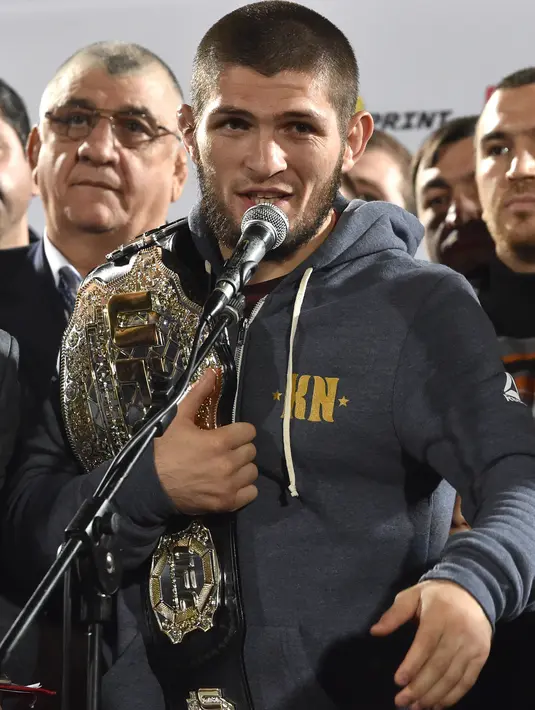 Khabib Nurmagomedov memberikan pidato dihadapan penggemarnya di Stadion Anzhi Arena, Rusia, Senin (8/10). Khabib menjadi pusat perhatian dunia setelah sukses mempertahankan sabuk juara kelas ringan UFC melawan Conor McGregor. (AFP/Vasily MAXIMOV)