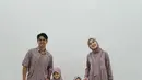 Gemas, potret baju Lebaran sarimbit ala keluarga Dwi Handayani. Keluarga kecil ini memilih tampilan baju Lebaran yang simpel, namun cantik bernuansa keunguan. [Foto: Instagram/dwihandaanda]