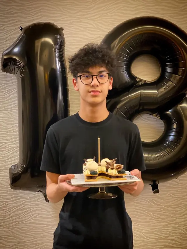 Disangka kembarannya, ternyata Adhna Khayru Akyela Hardikusumo adalah anak Gunawan