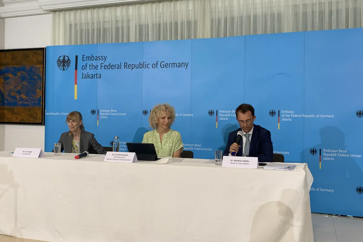 Konferensi Pers terkait isu iklim internasional bersama dengan State Secretary Jennifer Morgan (tengah) dan Dubes Jerman untuk Indonesia (kiri) pada Rabu (11/5/2022).