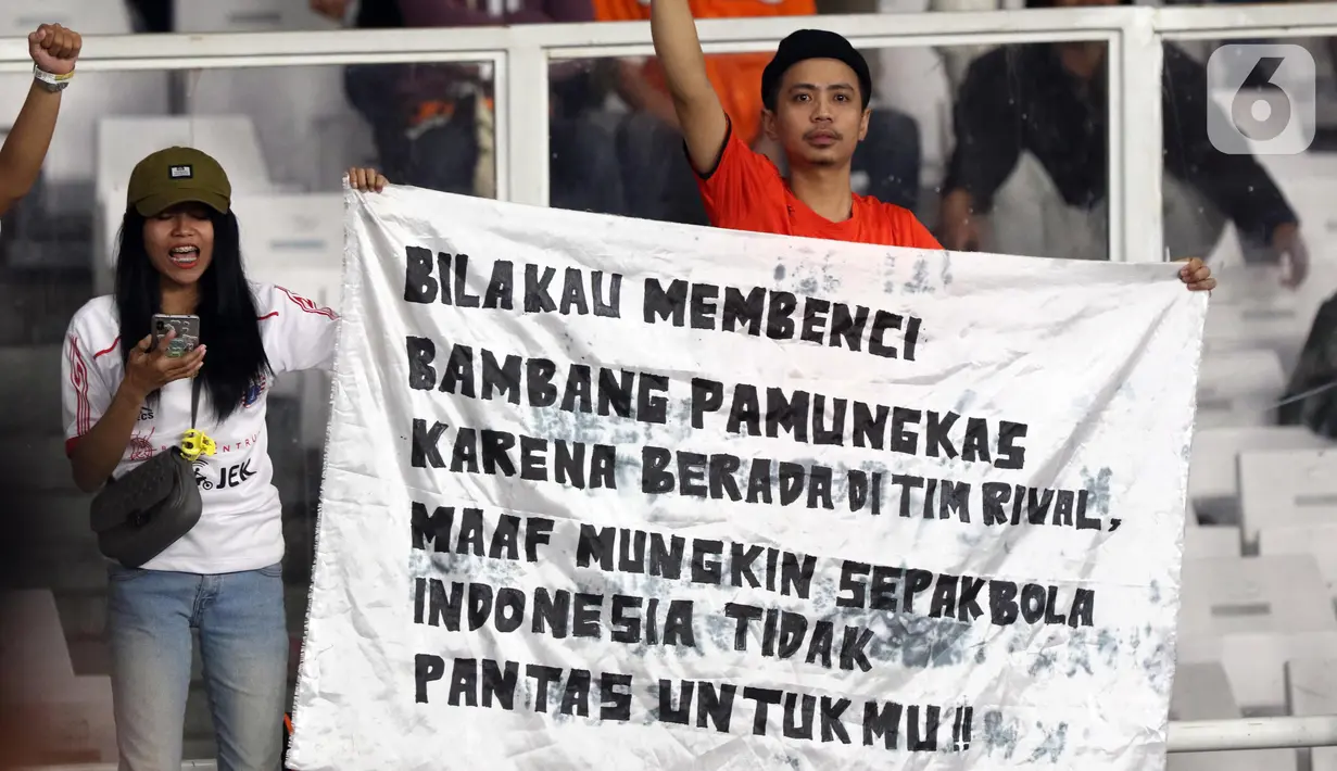 Suporter membentangkan spanduk usai menyaksikan laga perpisahan pemain Persija, Bambang Pamungkas pada Shopee Liga 1 Indonesia, SUGBK Jakarta, Selasa (17/12/2019). Laga lawan Persebaya menjadi pertandingan terakhir Bambang Pamungkas sebagai pesepakbola profesional. (Liputan6.com/Helmi Fithriansyah)