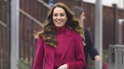 Kate Middleton, Duchess of Cambridge tersenyum saat tiba untuk berkunjung ke Nower Hill High School di Harrow, London utara (24/11/2021). Ia mengikuti pelajaran sains yang mempelajari ilmu saraf dan pentingnya perkembangan anak usia dini bersama para siswa. (AFP/Pool/Kirsty Wigglesworth)