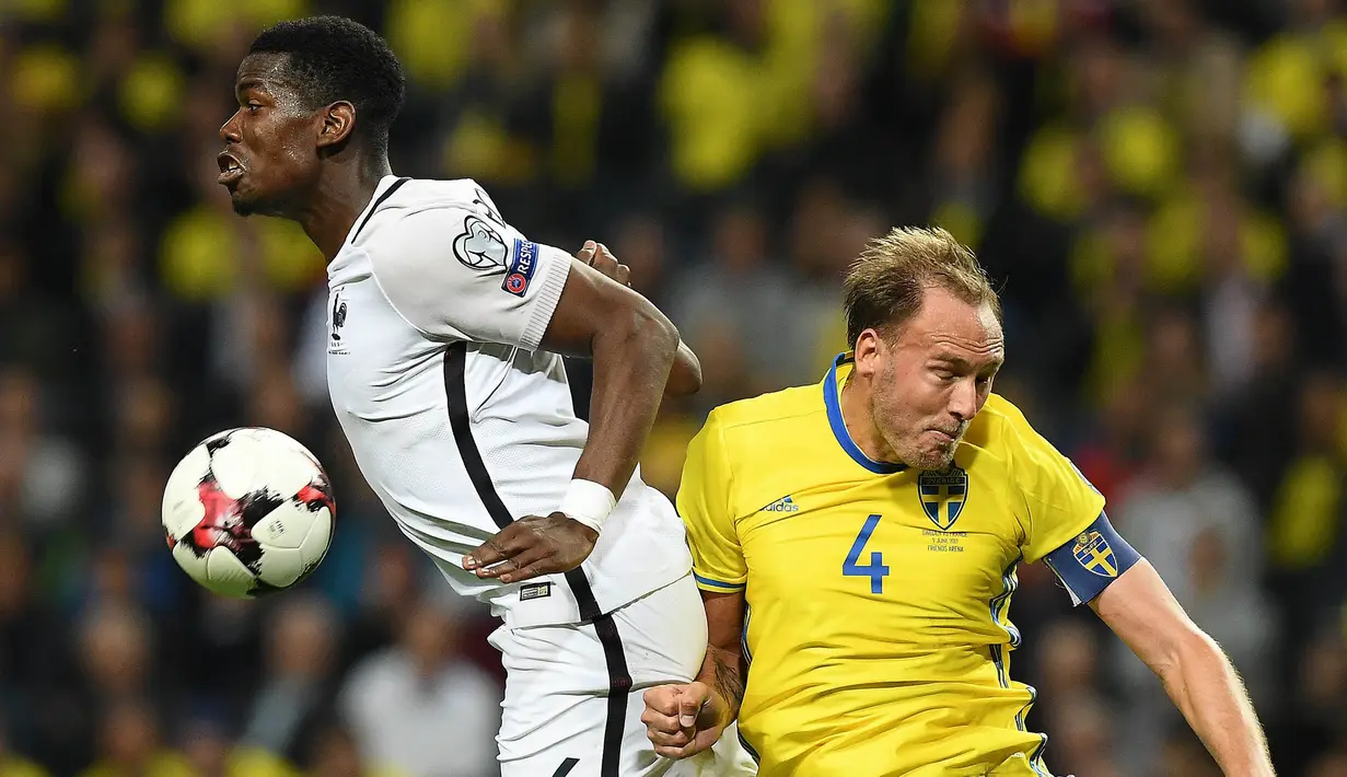Gelandang Prancis, Paul Pogba, duel udara dengan bek Swedia, Andreas Granqvist, pada laga kualifikasi Piala Dunia 2018 di Stadion Friends Arena, Solna, Jumat (9/6/2017). Swedia menang 2-1 atas Prancis. (AFP/Franck Fife)