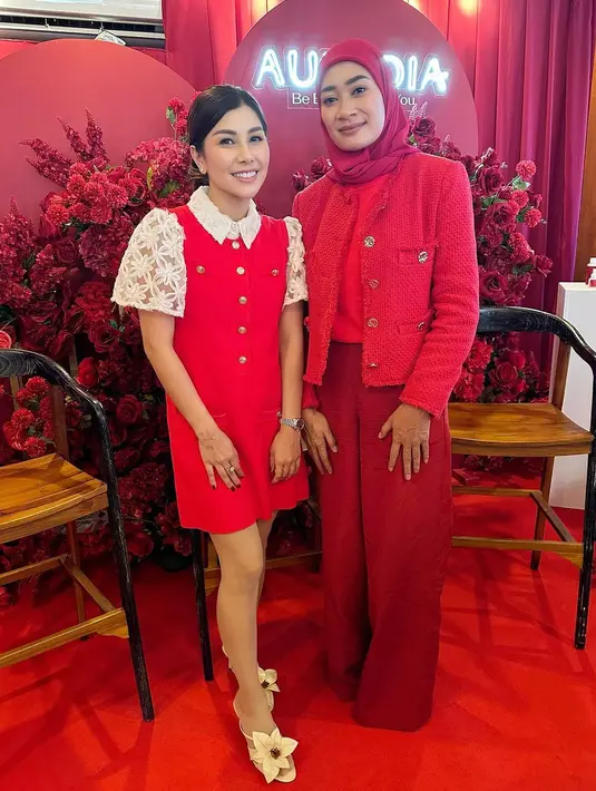 Dress-nya hadir dengan aksen lace pada lengan dan kerah. Di bagian depan, dihiasi kancing berwarna keemasan, [@nissyaa].