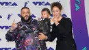 DJ Khaled dan Nicole Tuck serta putri mereka, Asahd menghadiri ajang MTV Video Music Awards (VMA) 2017 di California, Minggu (27/8). MTV VMA merupakan salah satu acara penghargaan musik yang paling dinanti selain Grammy Awards (Jordan Strauss/Invision/AP)