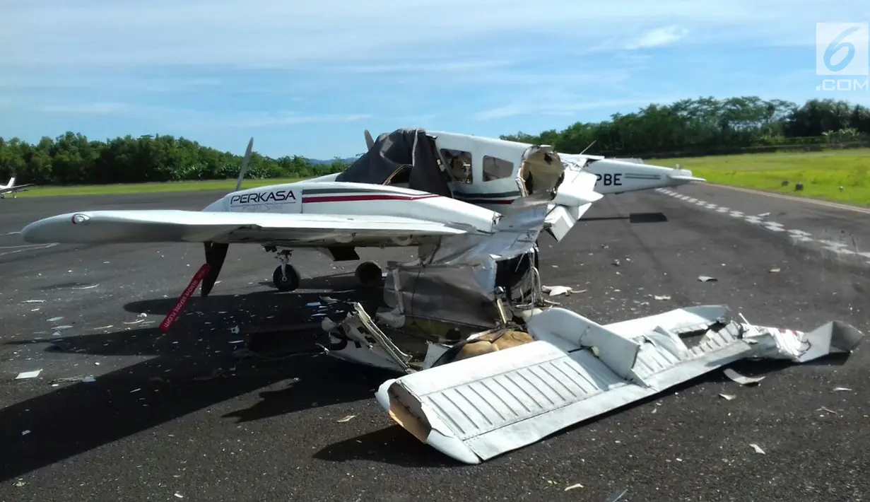 Puing pesawat latih yang jatuh di Bandara Tunggul Wulung, Cilacap, Jawa Tengah, Selasa (20/3). Satu pilot tewas dalam kecelakaan tersebut. (Liputan6.com/HO)