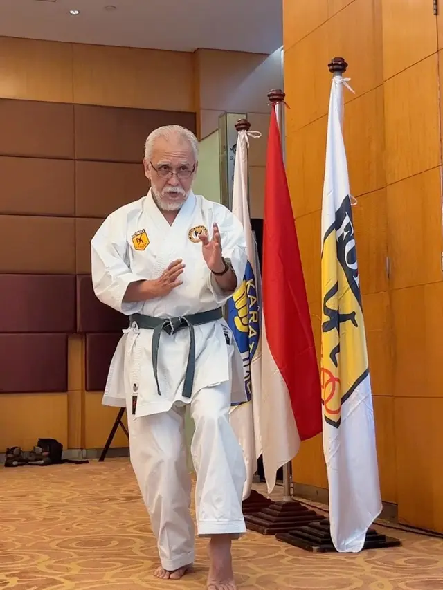 Jadi Rutinitas Sebelum Konser, Ini 8 Potret Iwan Fals Latihan Karate