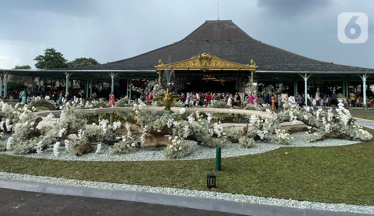 Sejumlah warga mengantre untuk bersalaman dengan putra bungsu Presiden Joko Widodo, Kaesang Pangarep dan istrinya Erina Gudono pada acara Ngunduh Mantu pernikahan di Pura Mangkunegaran, Solo, Minggu (11/12/2022). Antrean tamu undangan yang ingin berfoto dengan Kaesang Pangarep dan Erina Gudono beserta keluarga mengular panjang bahkan rela berdesak-desakan demi bisa berfoto dengan kedua mempelai. (Liputan6.com/Herman Zakharia)