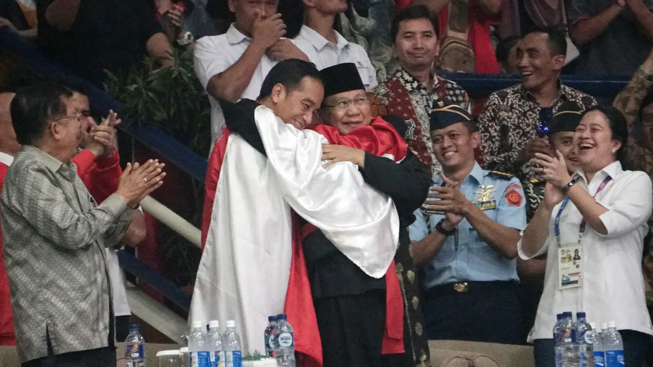 Potret Jokowi - Prabowo Peluk Atlet Silat Peraih Emas Asian Games 2018