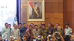 Wakil Presiden Jusuf Kalla (tengah) didampingi Menko Perekonomian Darmin Nasution dan Kepala BKPM Franky Sibarani menekan tombol saat meresmikan peluncuran layanan izin investasi 3 jam di BKPM, Jakarta, Senin (11/1). (Liputan6.com/Immanuel Antonius)
