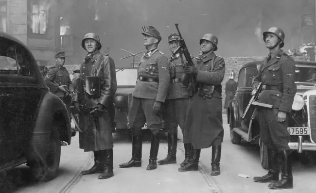Pemberontakan ghetto di Warsawa, Polandia, 1943. (Sumber Wikimedia Commons)