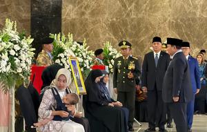 Prabowo Beri Penghormatan Terakhir untuk 3 Prajurit TNI (Foto: Lizsa Egeham/Liputan6.com)