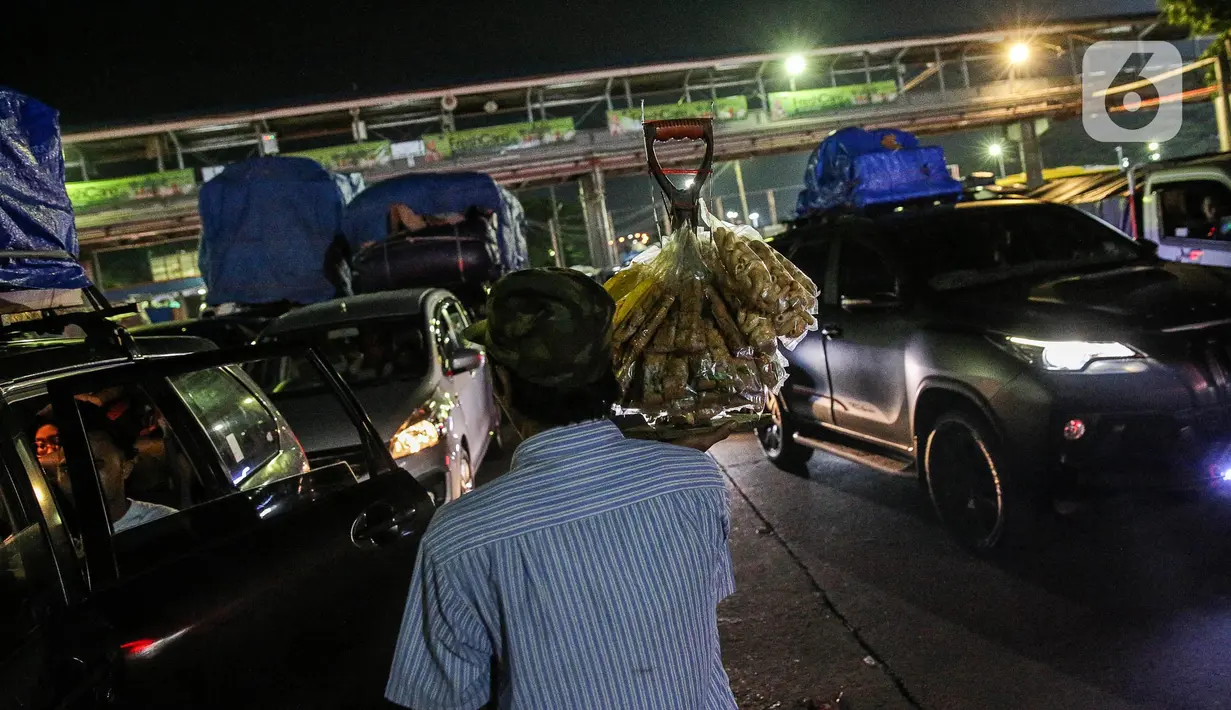 Kepadatan arus mudik lebaran 2023 dimanfaatkan pedagang asongan untuk menambah penghasilan. (Liputan6.com/Faizal Fanani)