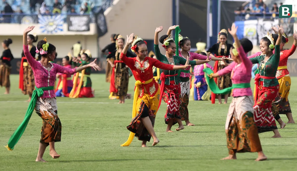 Penampilan dari sejumlah penari tradisional saat upacara pembukaan Piala Presiden 2024 yang berlangsung di Stadion Si Jalak Harupat, Bandung, Jumat (19/07/2024) WIB. (Bola.com/Bagaskara Lazuardi)