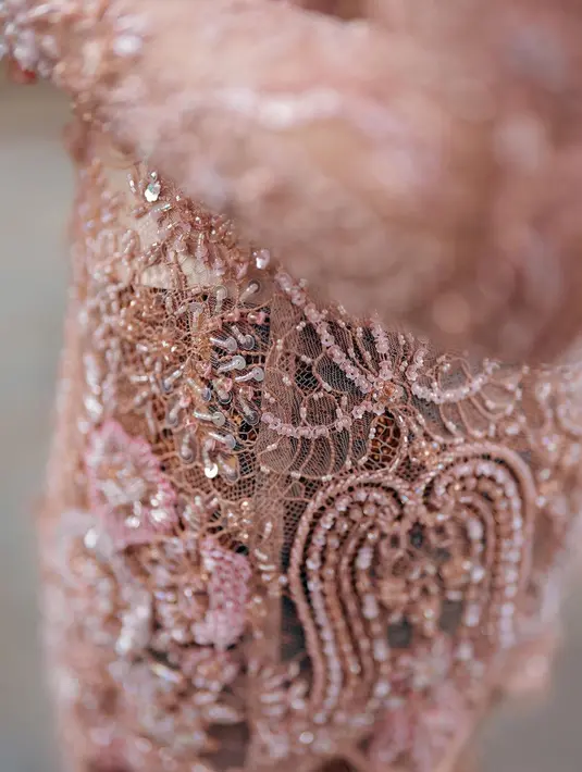 Kebaya tersebut hadir dengan detail brokat dan payet yang cantik. Dipermanis dengan bros emas di tengahnya. [@maudyayunda]