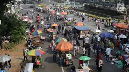 Deretan pedagang asongan berjejer di sekitaran Jalan Medan Merdeka Barat, Jakarta, Kamis (27/6/2019). Massa yang melakukan aksi terkait sidang putusan perselisihan hasil Pilpres 2019 memberi keuntungan bagi para pedagang. (Liputan6.com/Helmi Fithriansyah)