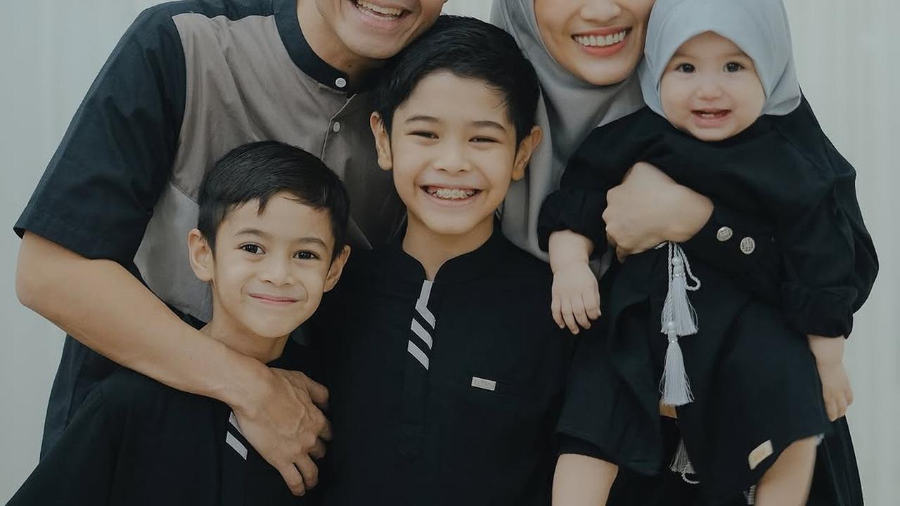 Rekomendasi Baju Muslim Couple ala Alyssa Soebandono dan Dude Harlino