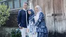 Lagi, potret kompak keluarga kecil Ben Kasyafani bersama Nesya Ayu Nabila. Bersama Sienna yang berpose di tengah, ketiganya kompak mengenakan outfit bernuansa putih-biru. [Foto: Instagram/nesyanabila]