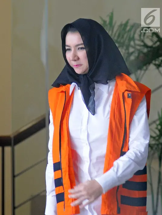 Tersangka Bupati Kutai Kartanegara nonaktif Rita Widyasari bersiap meninggalkan ruangan usai diperiksa di Gedung KPK, Jakarta, Kamis (1/2). Rita kembali diperiksa sebagai tersangka dalam kasus dugaan TPPU. (Liputan6.com/Herman Zakharia)