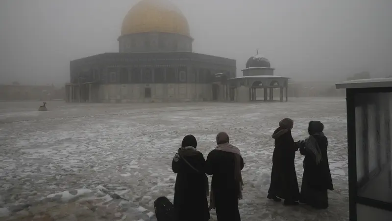 Salju Selimuti Kompleks Masjid Al-Aqsa Yerusalem