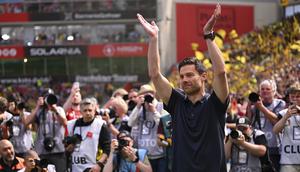 Pelatih Bayer Leverkusen, Xabi Alonso melakukan perpisahan dengan tim dan para fans setelah laga lanjutan Liga Jerman 2024/2025 melawan Borussia Dortmund di BayArena, Leverkusen, Jerman, Minggu (11/05/2025) waktu setempat. (AP Photo/DPA/Marius Becker)