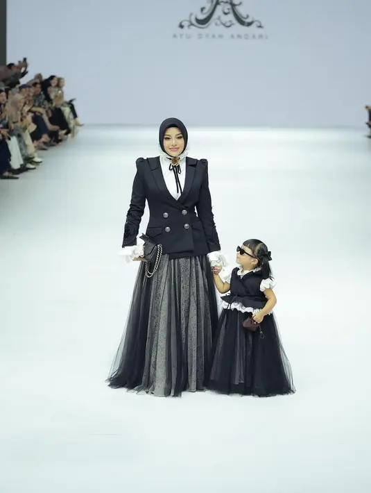 Aksi ibu-anak Aurel Hermansyah-Ameena berjalan di JFW 2025 menuai decak kagum publik. Keduanya Keduanya kompak dalam balutan busana bergaya victorian dari Ayu Dyah Andari.