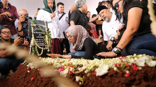 [Fimela] Suasana Pemakaman Istri Indro Warkop