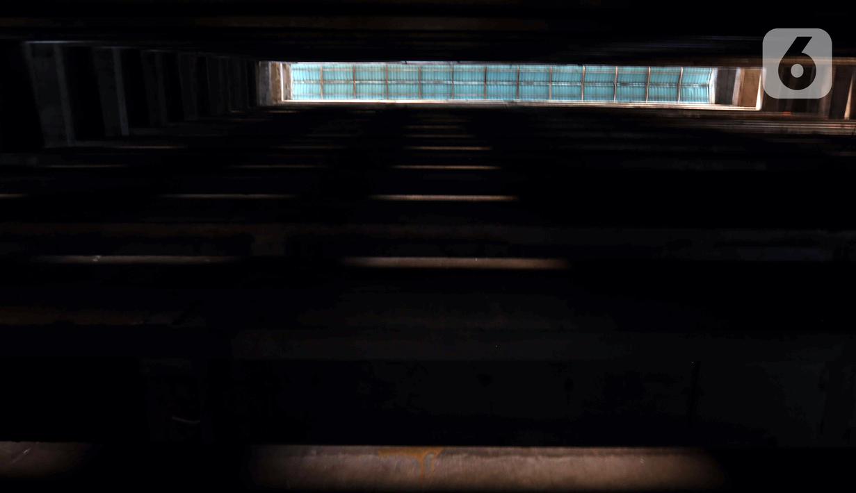 Suasana bangunan rusun yang menjadi lokasi syuting film Pengabdi Setan 2: Communion di kawasan Bekasi, Jawa Barat, Rabu (10/8/2022). Kondisi rusun ini menambah kesan horor pada film Pengabdi Setan 2: Communion. (Liputan6.com/Herman Zakharia)